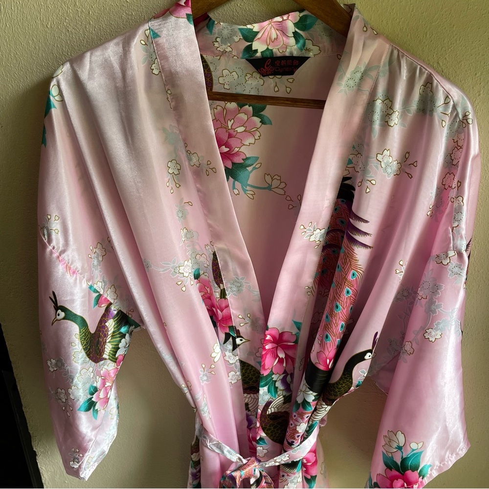 Pink Satin Floral Kimono / Robe. Peacock and Floral Motif. Size Large - Picture 14 of 15